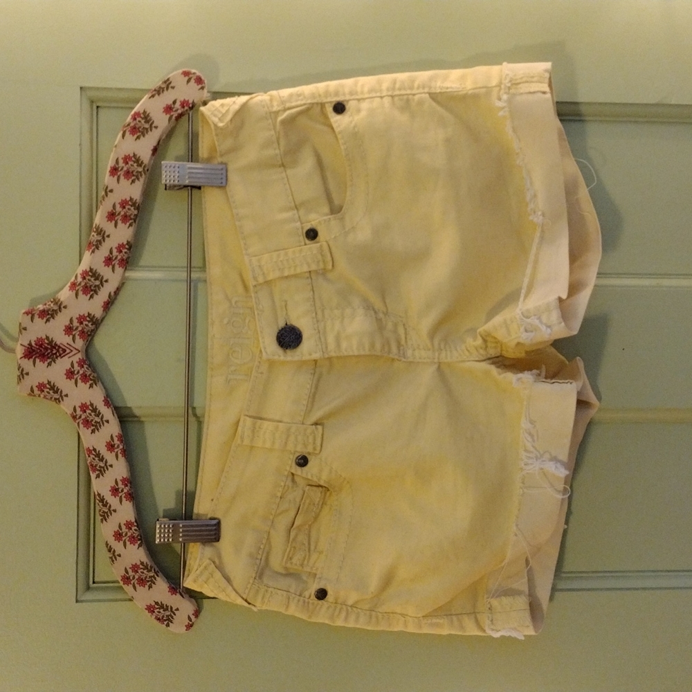 Reign size 7 Curvy yellow shorts
